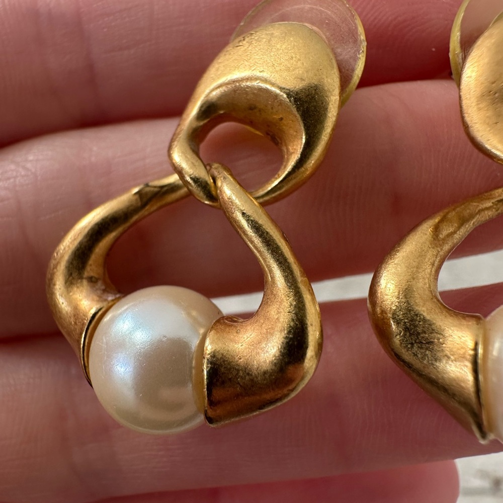 Vintage 80s Gold Tone Interlocking Faux Pearl Earrings Luxe Look - Picture 2 of 6